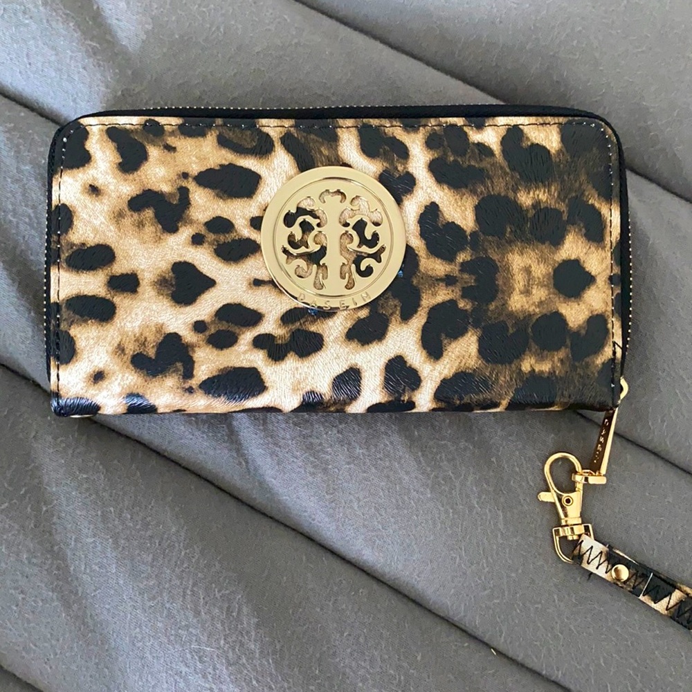 Women’s zippered leopard print wallet
